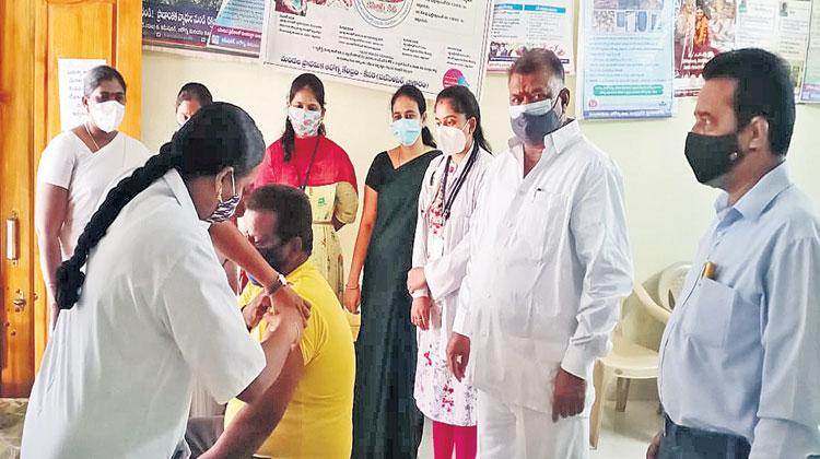 వేగంగా నిత్య సేవకులకు టీకా పంపిణీ