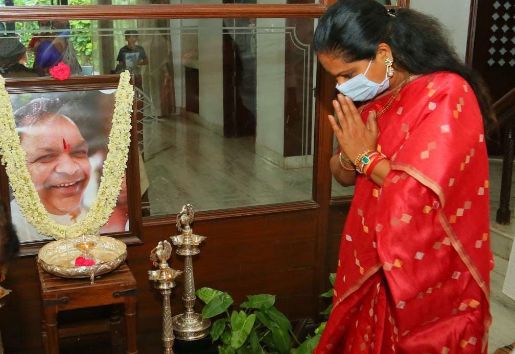 ఆనంద్‌రెడ్డి కుటుంబానికి ఎమ్మెల్సీ కవిత పరామర్శ