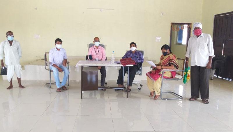 వ్యవసాయాధికారులు రైతులకు అందుబాటులో ఉండాలి