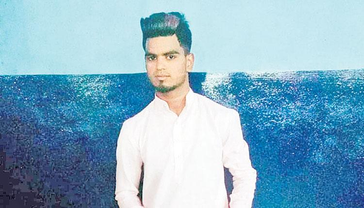 వెనకకూర్చుని గొంతుకోశాడు..