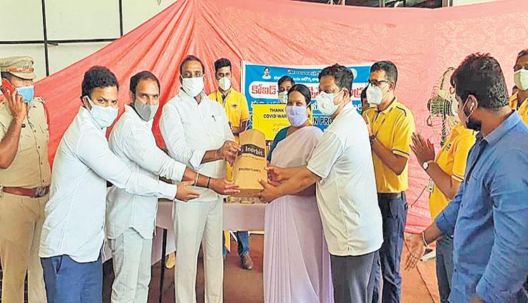 కొవిడ్‌ వారియర్స్‌కు ఇమ్యూనిటీ బూస్టర్లు పంపిణీ