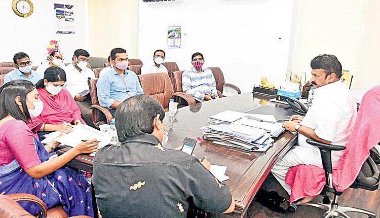 వర్షాకాలం ముంచుకొస్తున్నది