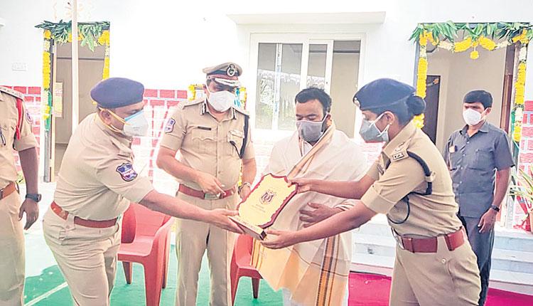 ఫ్రెండ్లీ పోలీసింగ్‌ సేవలు అందించాలి