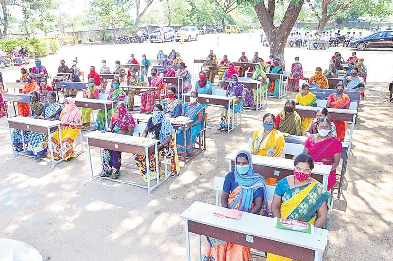 విత్తనాలు, ఎరువుల కొరత లేదు