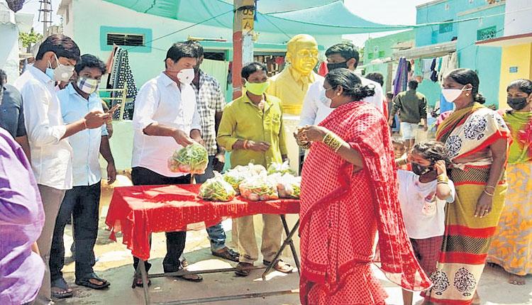 పేదలకు నిత్యావసర సరుకులు పంపిణీ
