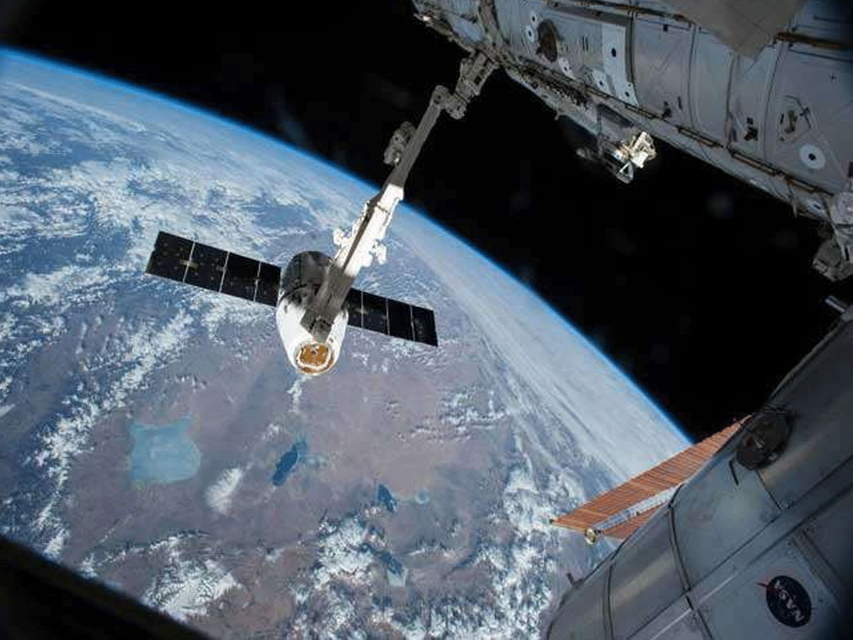 అంతరిక్ష కేంద్రంతో ఢీకొన్న శిధిలం.. రోబోటిక్ చేయికి నష్టం