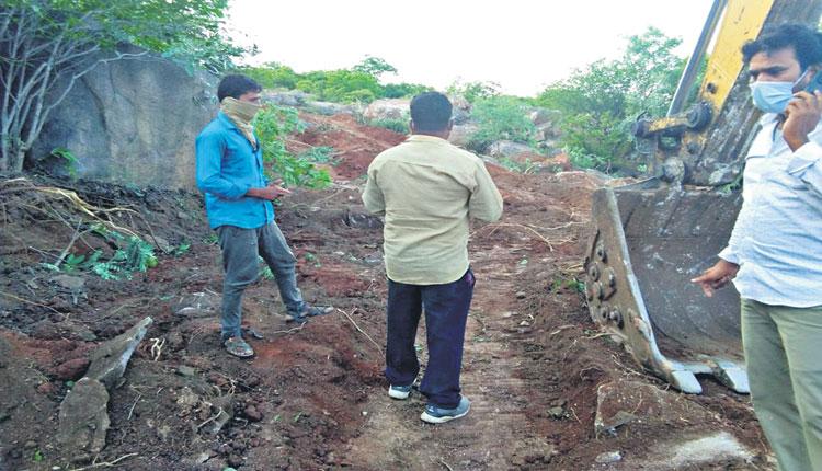 ప్రభుత్వ స్థలం తమదంటూ.. కబ్జాకు యత్నం