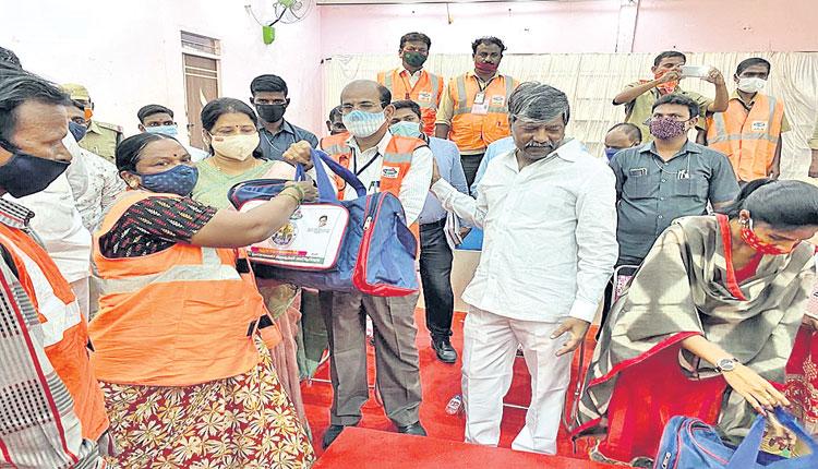 కార్మికులకు అండగా ప్రభుత్వం