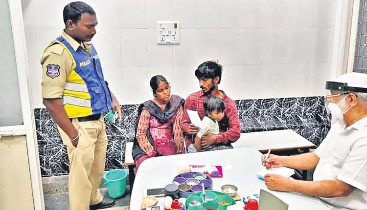 చిన్నారి చికిత్స కోసం తల్లిదండ్రుల భిక్షాటన