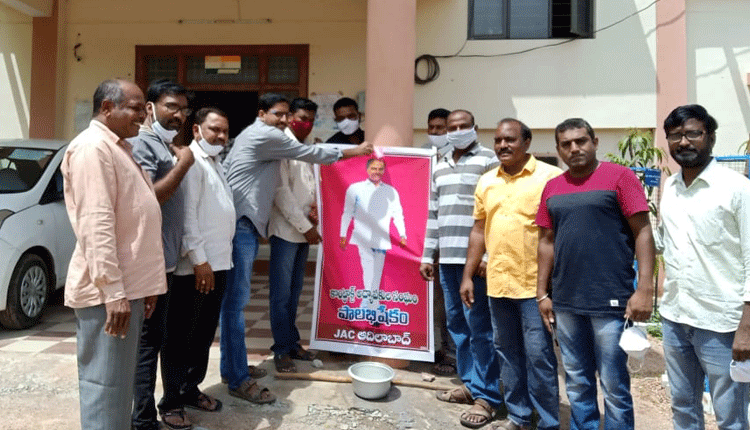 సీఎం కేసీఆర్‌ ఫ్లెక్సీకి పాలాభిషేకం