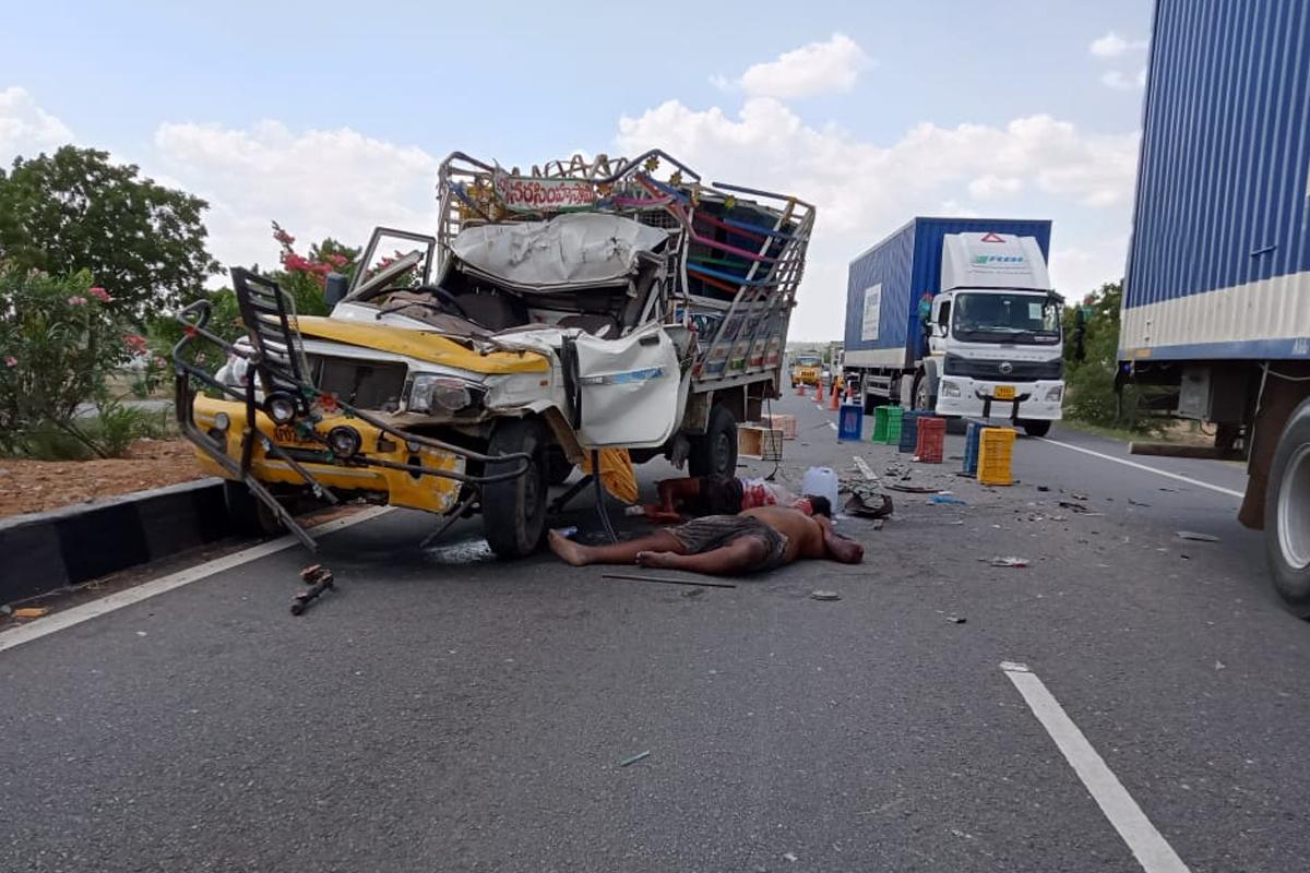 లారీని ఢీకొట్టిన ట్రాలీ ఆటో : ఇద్దరు మృతి