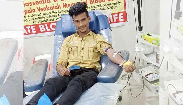 స్నేహితుల‌తో క‌లిసి పుట్టిన‌రోజునాడు యువ‌కుడి ర‌క్త‌దానం