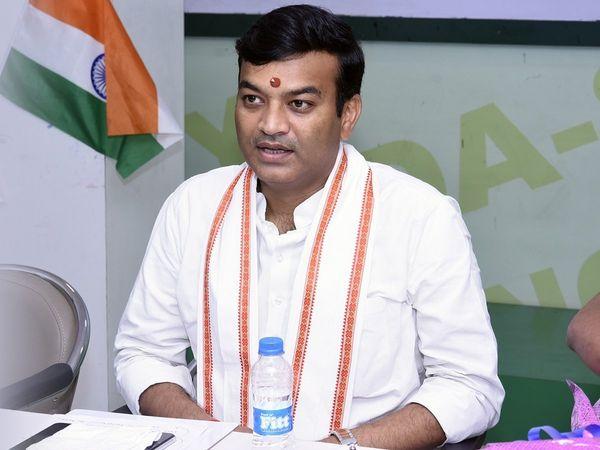 కాంగ్రెస్‌, ఎస్పీల‌పై యూపీ మంత్రి వివాదాస్ప‌ద వ్యాఖ్య‌లు