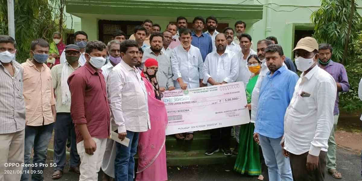 మహారాష్ట్రకు చెందిన రైతు కుటుంబానికి రైతు బీమా చెక్కు