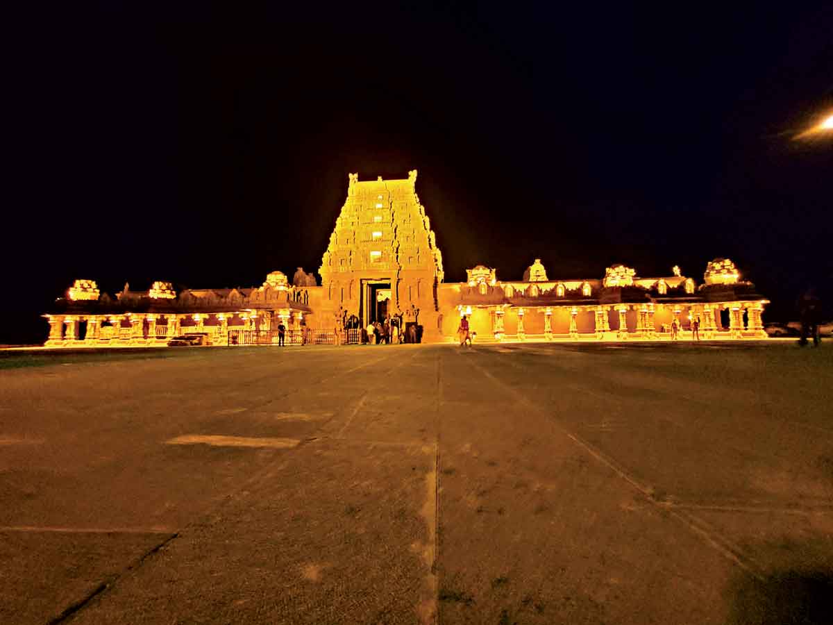 సువర్ణ శోభితం.