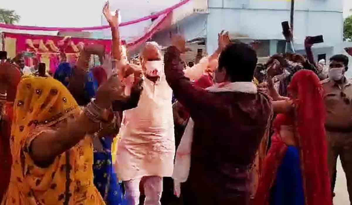 పెళ్లిలో డ్యాన్స్ చేసిన బీజేపీ ఎంపీ, ఎమ్మెల్యే