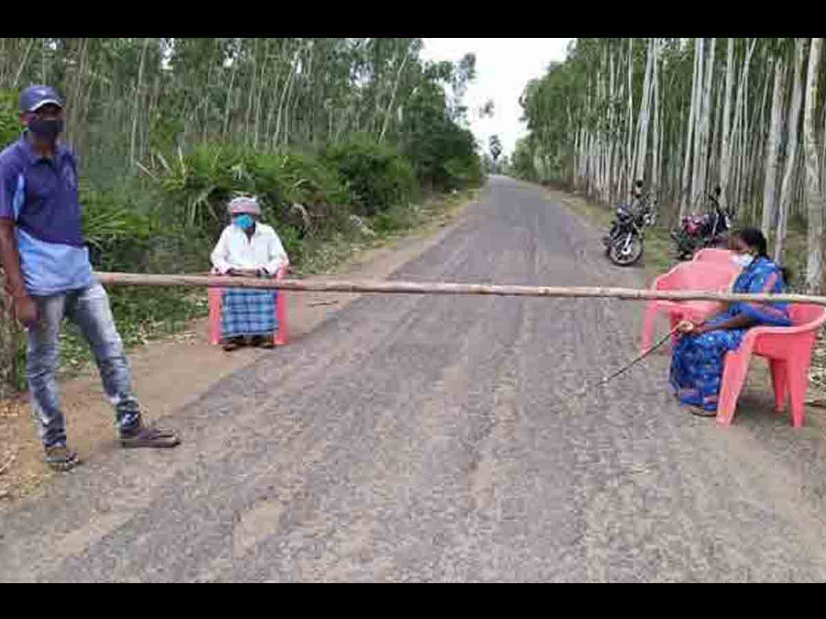 కొవిడ్ వ్యాప్తి నివార‌ణ‌కు చౌకీదార్‌గా మారిన మ‌హిళా స‌ర్పంచ్‌