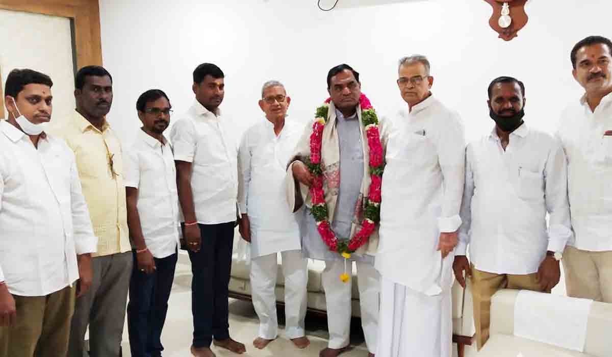 చిన్న‌నాటి స్నేహితుల‌ను క‌లుసుకున్న ప్రొటెం చైర్మ‌న్ భూపాల్ రెడ్డి