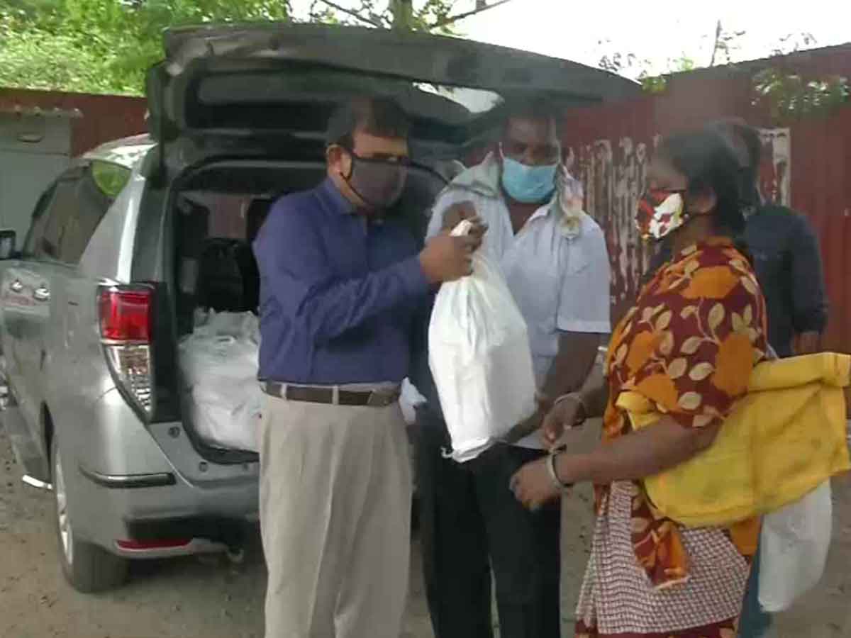 అంధ రిటైర్డ్ ప్రభుత్వ టీచ‌ర్ ఉదార‌త‌.. అంధుల‌కు రేష‌న్ పంపిణీ