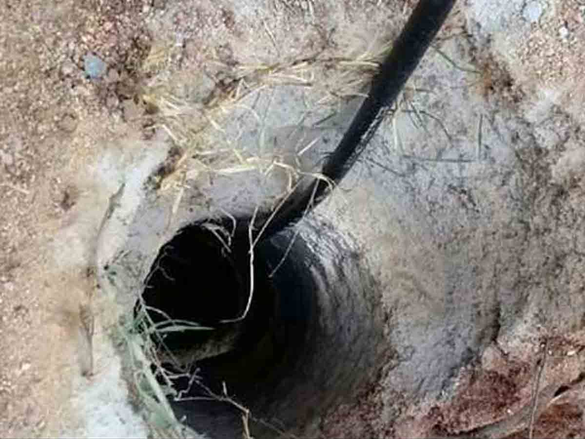 బోరుబావిలో పడిన ఐదేండ్ల చిన్నారి.. రక్షించేందుకు అధికారుల యత్నం