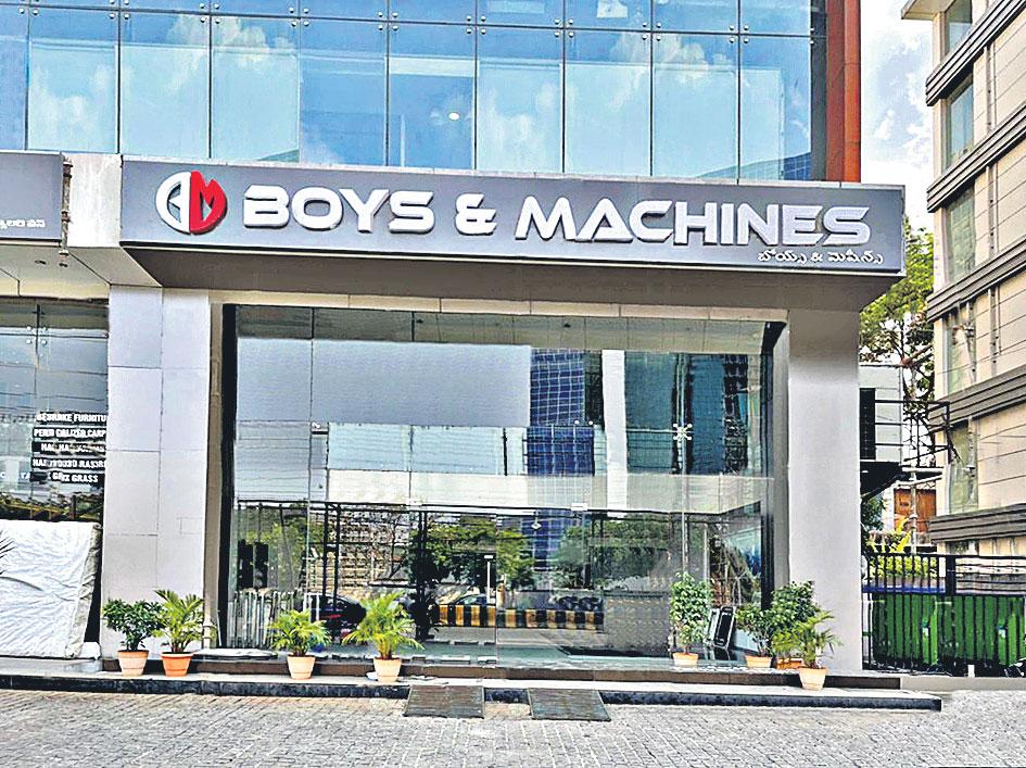 హైదరాబాద్‌లో బాయ్స్‌ & మెచిన్‌ షోరూం
