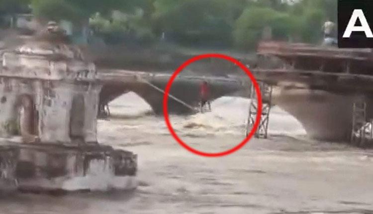 నదిలో పెరిగిన వరద ప్రవాహం.. బ్రిడ్జి పిల్లర్లపై కార్మికులు.. వీడియో