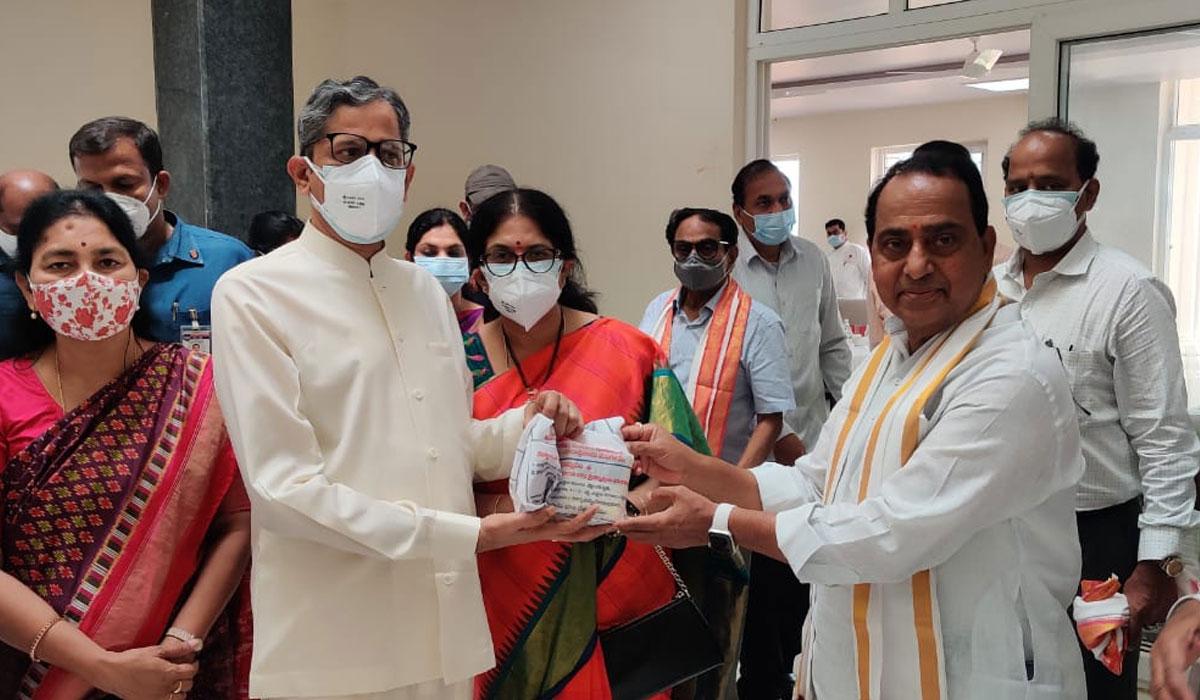 సీజేఐ ఎన్వీ ర‌మ‌ణకు తీర్థ‌ప్ర‌సాదాలు అంద‌జేసిన మంత్రి ఇంద్ర‌క‌ర‌ణ్ రెడ్డి