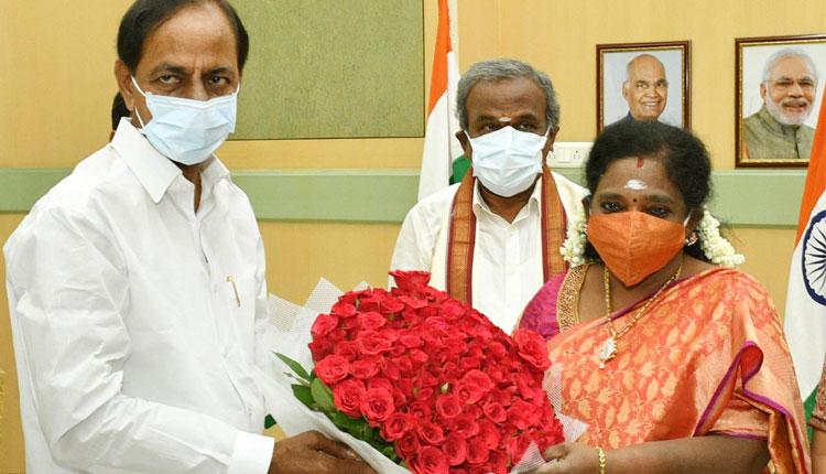 గ‌వ‌ర్న‌ర్ త‌మిళిసైని క‌లిసిన సీఎం కేసీఆర్