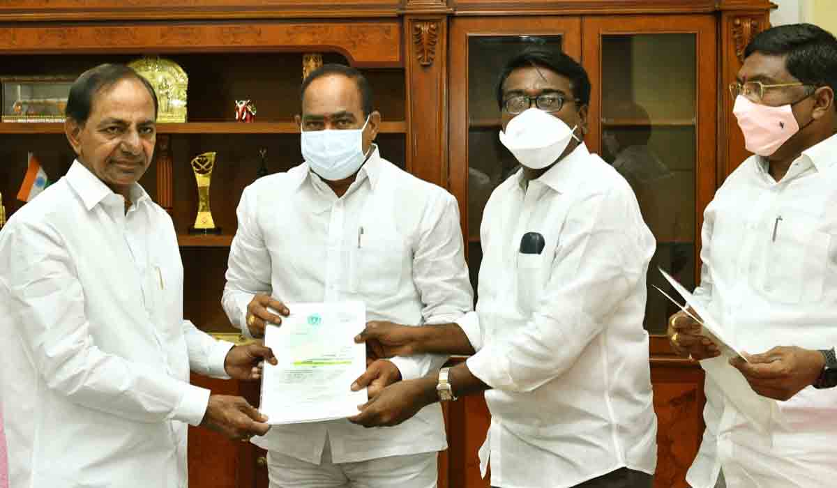 ముఖ్య‌మంత్రి కేసీఆర్‌ను కలిసిన మంత్రి పువ్వాడ‌