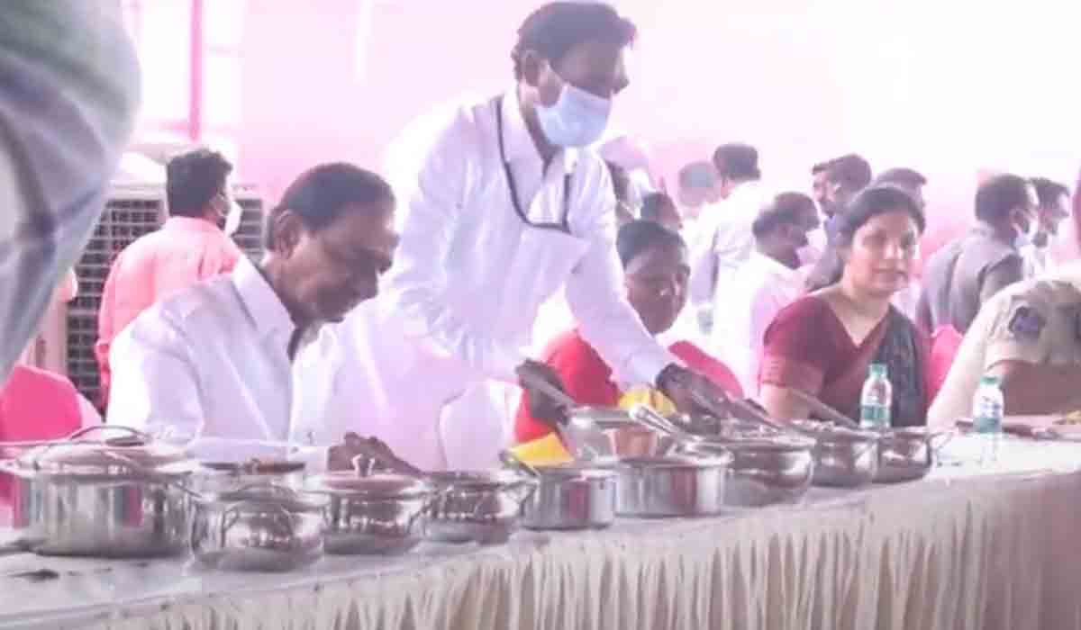వాసాలమర్రి గ్రామస్తులతో సీఎం కేసీఆర్ సహపంక్తి భోజనం