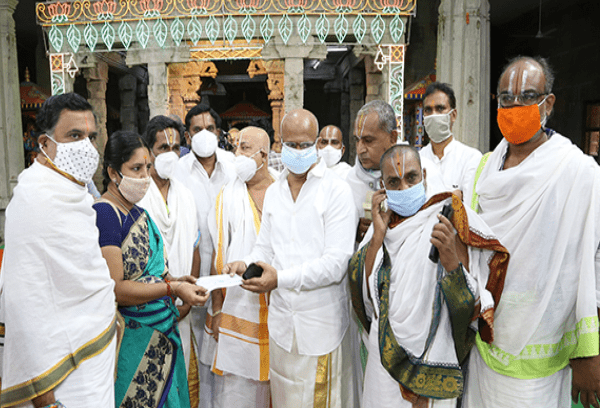 శ్రీవారి పోటు కార్మికుడి కుటుంబానికి రూ.3 లక్షలు విరాళం..