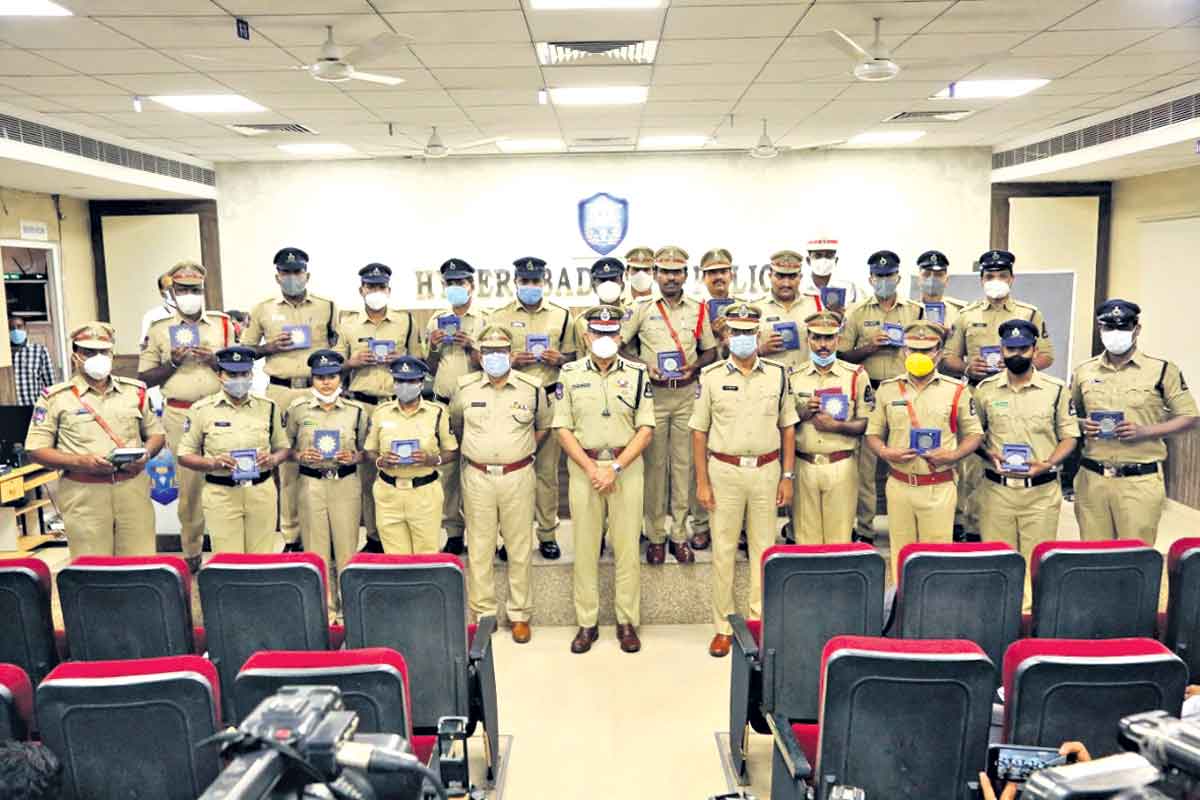 ప్రేమతో హెల్మెట్‌ కొనివ్వండి