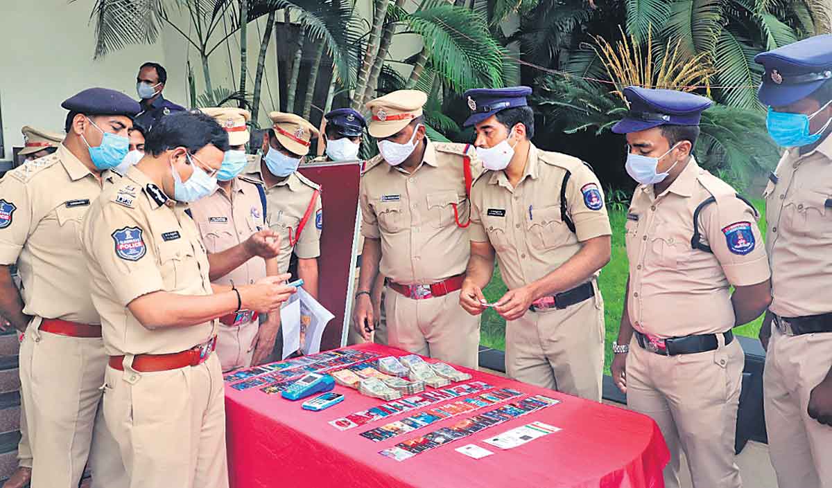 డెబిట్‌ కార్డు దొరికితే.. ఖాతా ఖాళీ