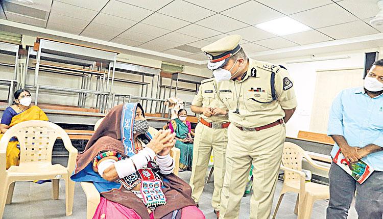 పోలీస్‌ కుటుంబ సభ్యులకు వ్యాక్సినేషన్‌