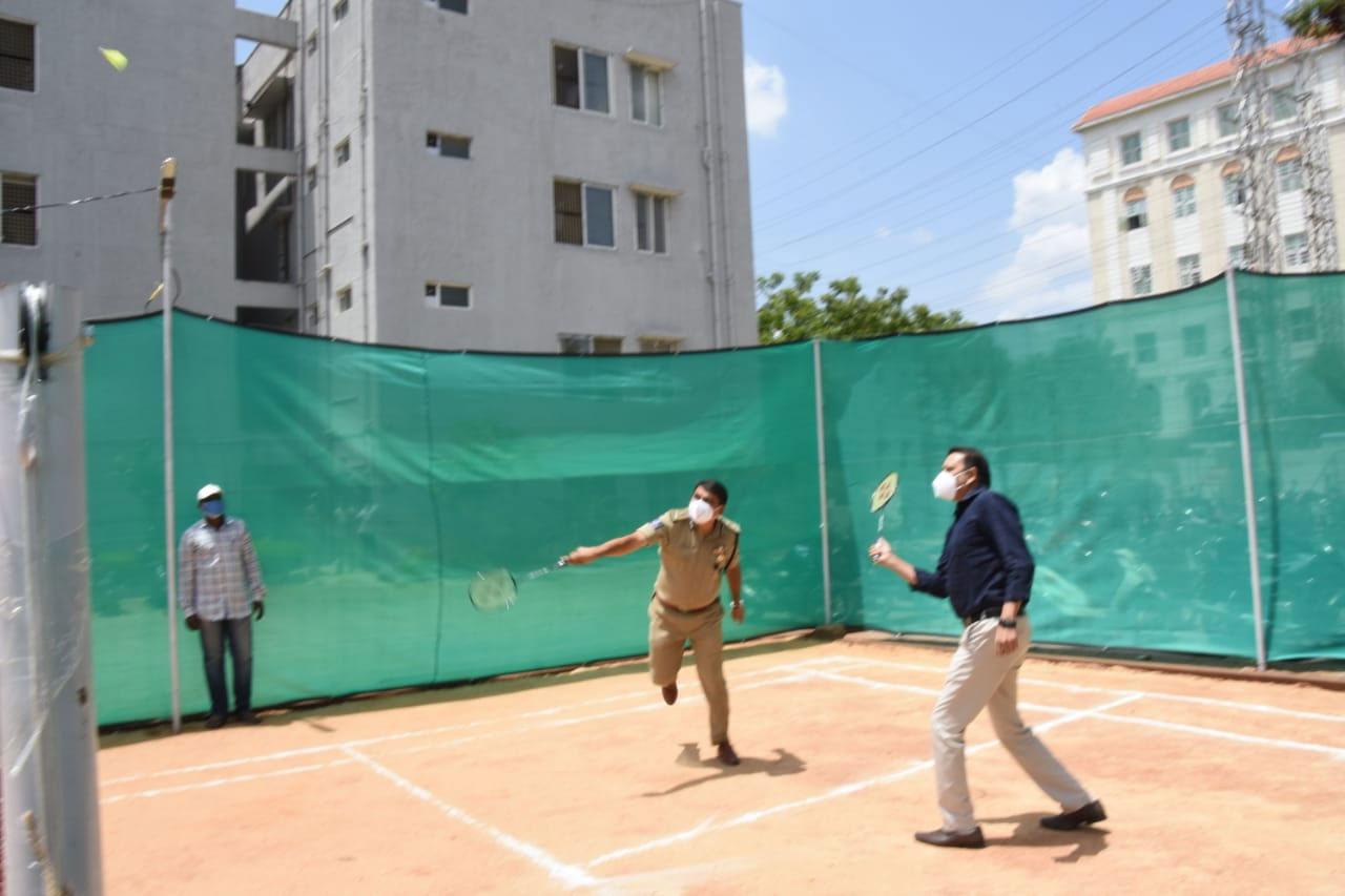 బ్యాడ్మింట‌న్ కోర్టును ప్రారంభించిన రాచ‌కొండ సీపీ