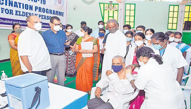 వృద్ధ్దాశ్రమాల వద్దే టీకాలు