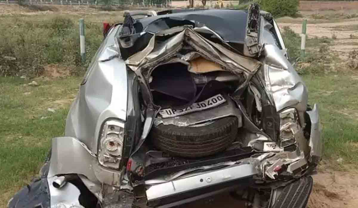 అనుమానం: కారును గుద్దిన ట్రక్కు.. వాణిజ్య పన్నుల శాఖ అధికారుల మృతి