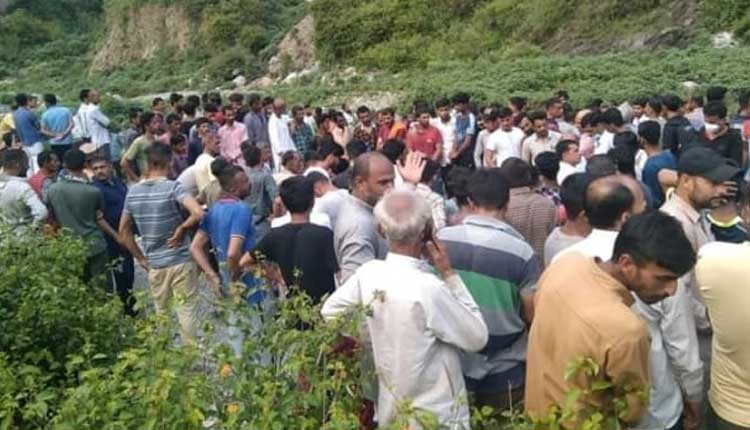 గోతిలోప‌డ్డ కారు.. 9 మంది దుర్మ‌ర‌ణం..!