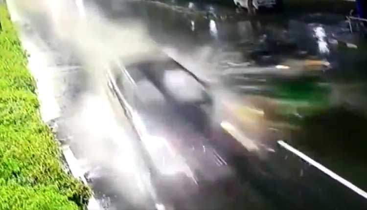 ఆటోను అతివేగంగా ఢీకొట్టిన‌ కారు.. సీసీ ఫుటేజీ విడుద‌ల‌