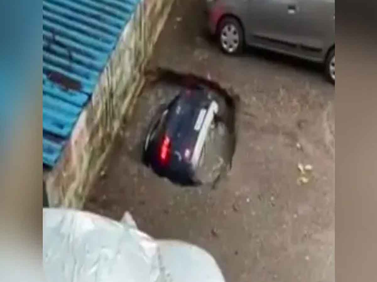 పార్క్ చేసిన కారు.. నీటి గుంత‌లో మునిగి మాయం