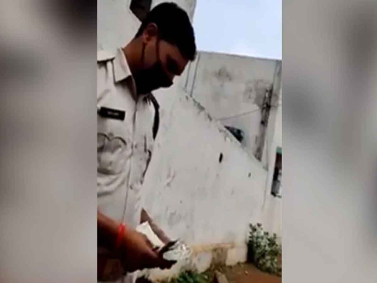 లంచం తీసుకుంటూ కెమేరాకు చిక్కిన ఇద్ద‌రు పోలీసులు స‌స్పెండ్‌