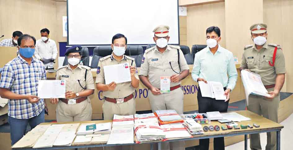 ఖాళీ జాగా కనిపిస్తే అమ్మేసుడే