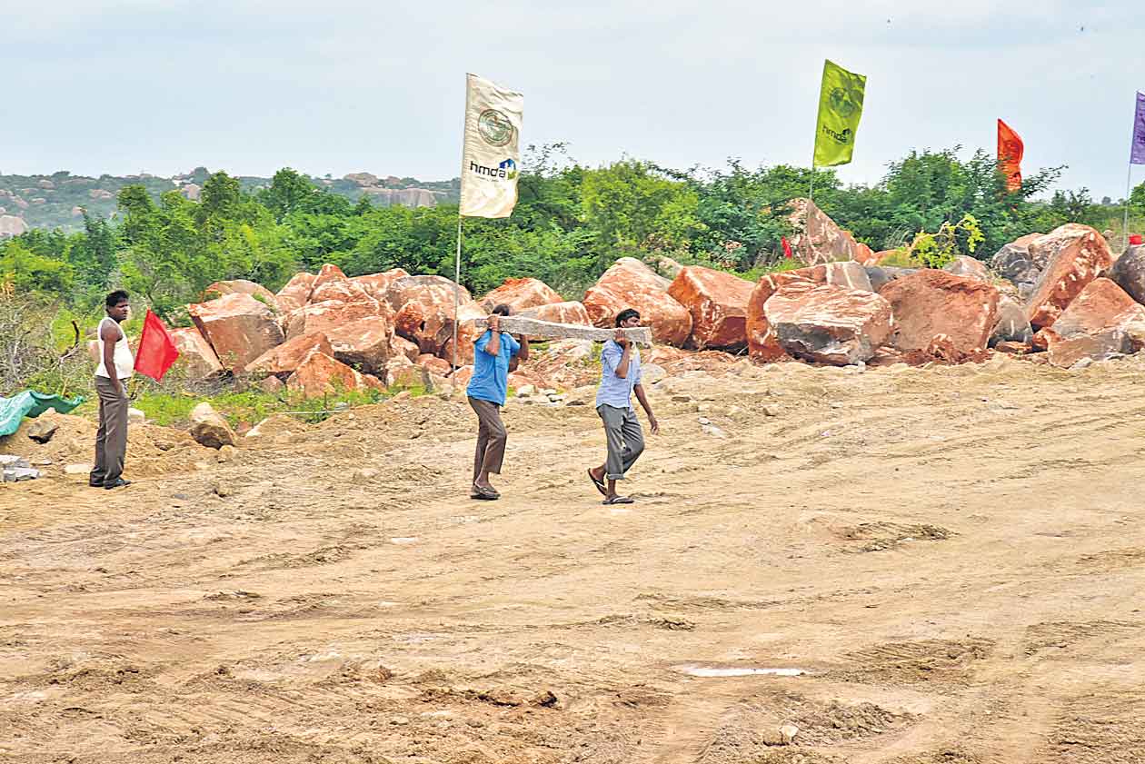 వేలం వద్దంటే డబ్బెలా?