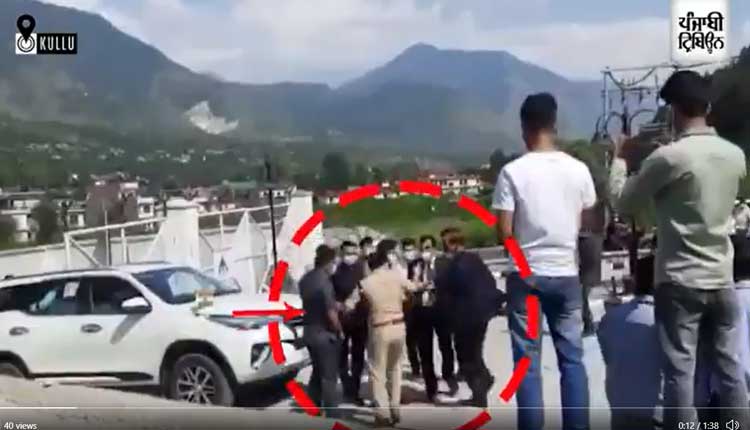 ఎస్పీ చెంప దెబ్బ‌కు సీఎం భ‌ద్ర‌తాధికారి త‌న్నుతో స‌మాధానం.. వీడియో