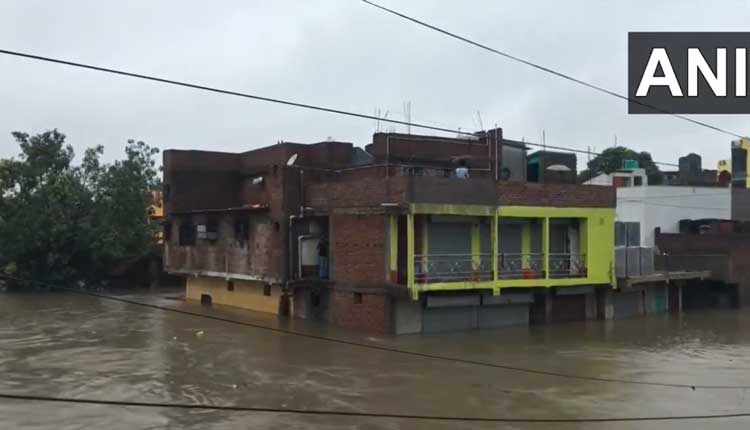 వ‌ర‌ద గుప్పిట్లో ఓ న‌గ‌రం.. వీడియో