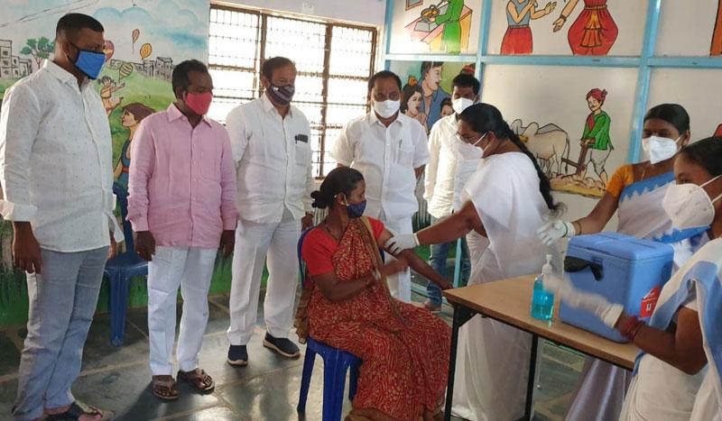 కరోనా కట్టడికి టీకా తప్పనిసరి