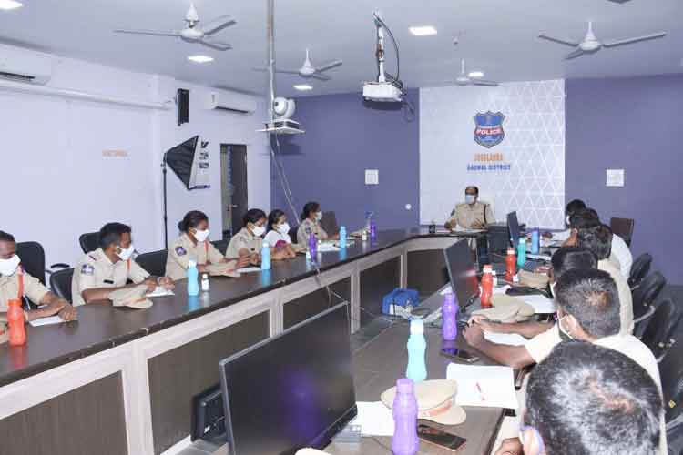 ఫిర్యాదుదారులతో మర్యాదపూర్వకంగా మెలగాలి