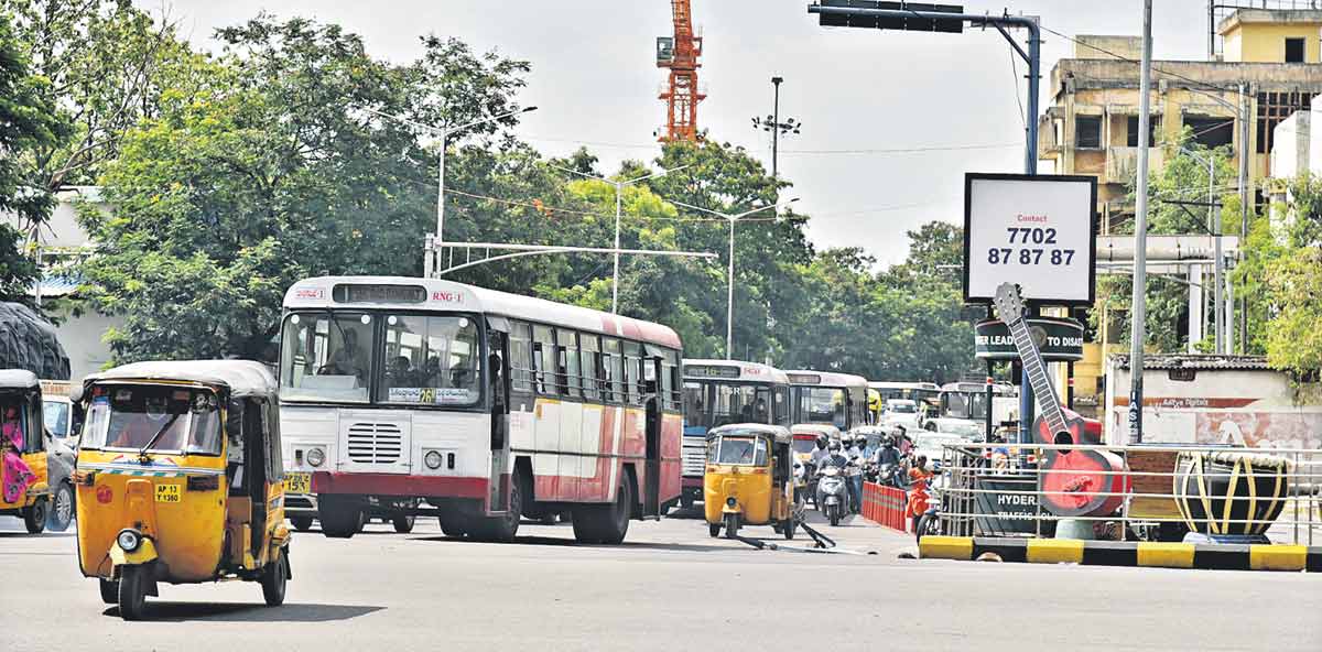 నగర రోడ్లపైకి 2400 బస్సులు