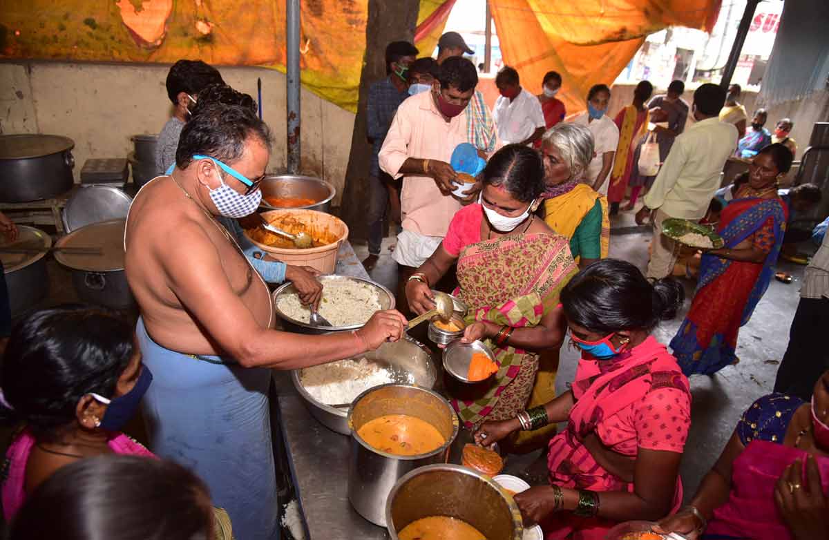 వ్యాపారంలో ఎదిగి.. సేవలో ఒదిగి..