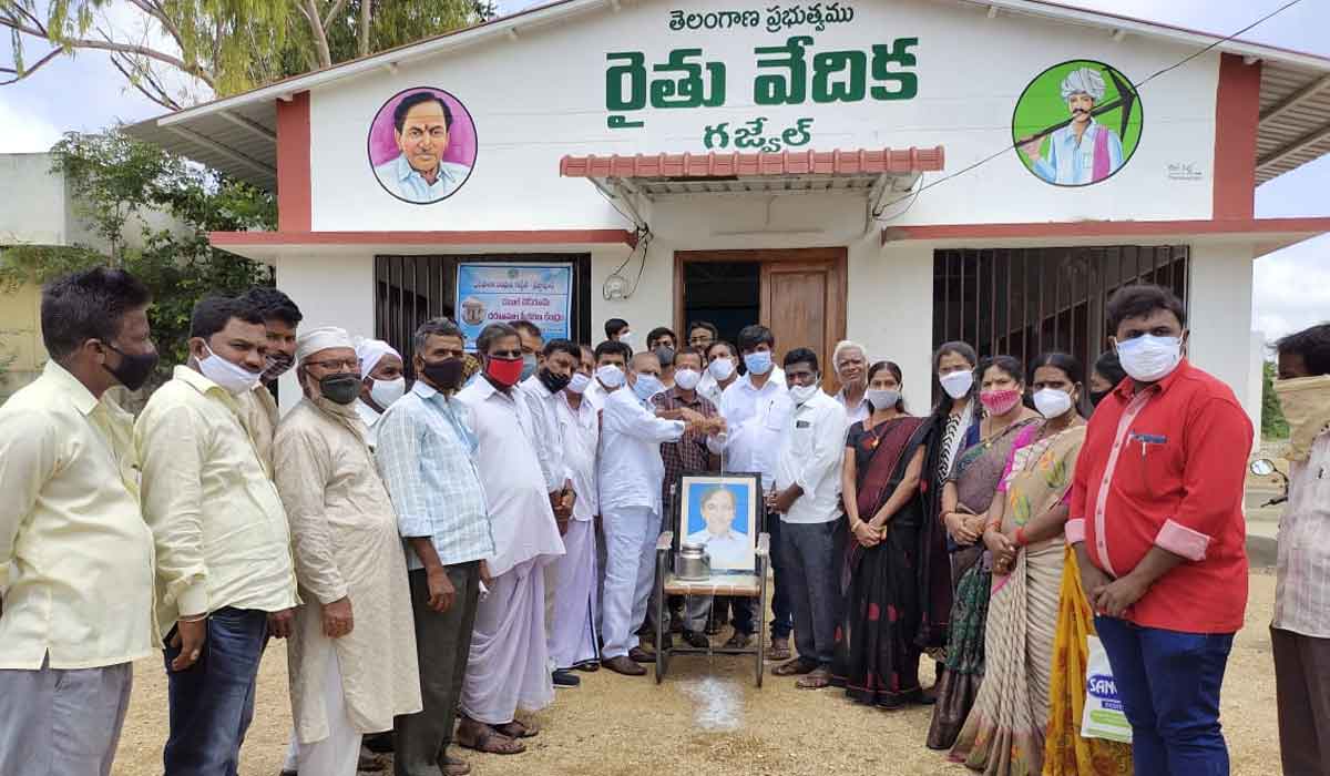 రైతు బాంధ‌వునికి క్షీరాభిషేకం